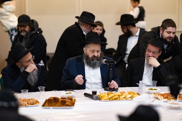 מאות בהתוועדות המרכזית של דידן נצל בפריז, בבית חיה מושקא בהנהלת 'בית ליובאוויטש' בראשות השליח הראשי הרב מנחם מענדל אזימאוו שהתוועד שעות ארוכות