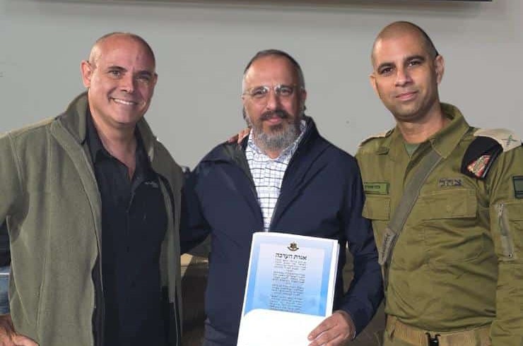 בתום 30 שנות שירות בסדיר ובמילואים, לצד שליחות חסידית: ר' שניאור ג'רופי סמנכ