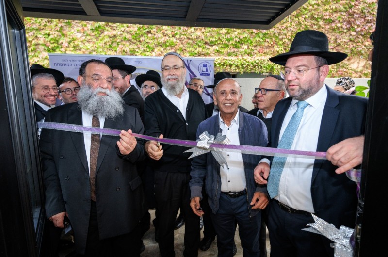 הרב יעקב נקי שליח הרבי שמכהן כרב שכונה וחבר הרבנות הראשית בהרצליה, ומועמד ראש העיר יריב פישר למשרת רב העיר, השתתף בטקס חנוכת מקווה טהרה מפואר שנחנך במיליוני שקלים במעמד מיוחד ומרשים (צילום: אלי קובין)