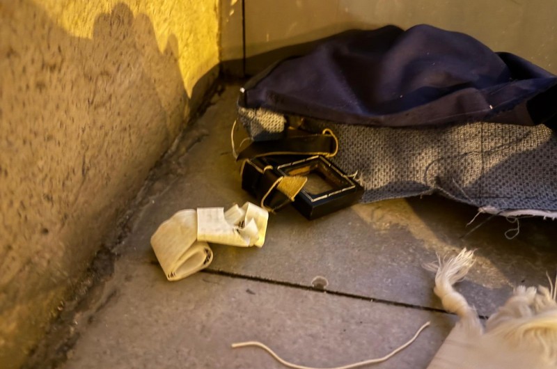 קשה לצפייה: זעזוע בגבעתיים לאחר שאלמוני הגיע לפנות בוקר לבית הכנסת הגדול 'בית יוסף' בעיר והשחית תפילין, טלית וסידורים, אותם השליך על הרצפה. המשטרה פתחה בחקירת האירוע החמור (באדיבות המצלם)