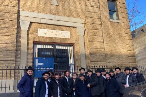 תמימים מישיבת ליובאוויטש בבולטימור ברחבת בית הכנסת 'צמח צדק' בעיר, שם אמר אדמו