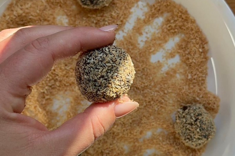 תמיד כדאי שיהיה מוכן במקפיא: כדורי תמרים בטעם שוקולד