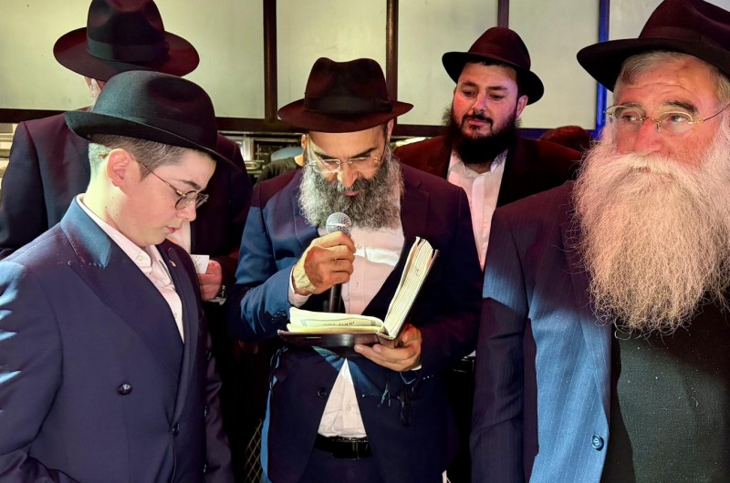 באולם 'שלוש' באור יהודה מתקיימת הערב חגיגת הבר מצווה של הת' שניאור זלמן ב