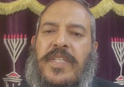 יעקב אבינו שם ימינו על הבן הקטן אפרים ושמאלו על הבן הגדול מנשה, בגלל שעתיד לצאת ממנו יהושע. אם ברכה מועילה, שיברך מלכתחילה את מנשה הבכור? הרב עו