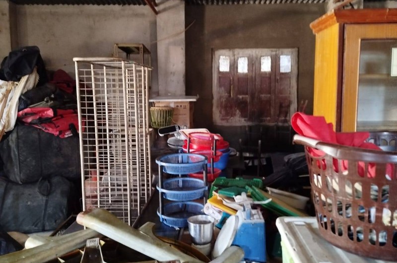 לב ונשמה בכל רהיט: לאחר שקיבלו צו-פינוי מידי מביתם בשנים האחרונות, בית שהיה לב פועם לכל יהודי - שלוחי הרבי בנפאל, הרב חזקי וחני ליפשיץ, העבירו את תכולת הבית אל המחסן הגדול בשכונת בלאג'ו