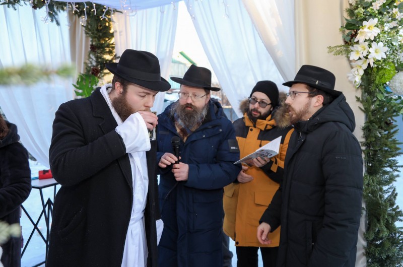 במינוס 25 מעלות: שלוחי הרבי הובילו חתן וכלה בבירוביז׳אן 