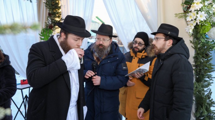 במינוס 25 מעלות: שלוחי הרבי הובילו חתן וכלה בבירוביז׳אן 