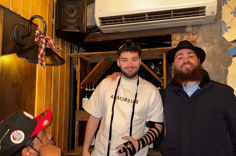 התמים יוסי פארו מניו-יורק שמזכה יהודים מפורסמים בהנחת תפילין ומפרסם זאת ברבים לקידוש השם, נפגש עם היוטיובר היהודי-אמריקאי איידין רוס, וחשף תמונה שלו למיליוני עוקביו עם תפילין על ידו וראשו