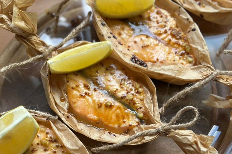 סטייק סלמון בפפיוט: דג רך קל להכנה שנראה ומרגיש הכי חגיגי