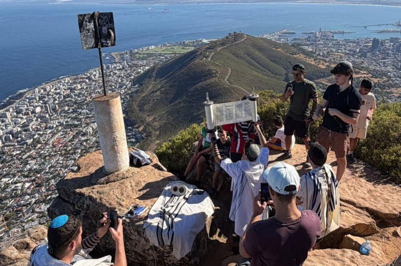 בפסגת ההר של דרום-אפריקה: שליח הרבי לישראלים בקייפטאון - הרב חזקי מלכא ומקורבי הבית חב