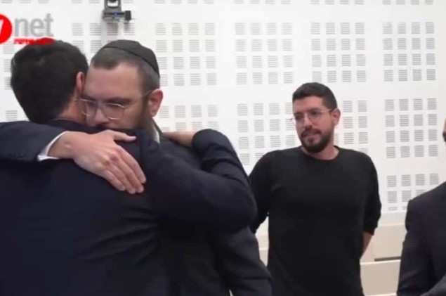 השליח הרב אור זיו מקטמון תועד במצלמת Ynet מחזק את עו