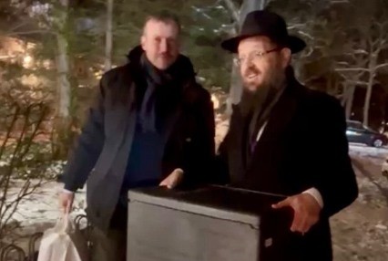 רבה של ברלין השליח הרב יהודה טייכטל מחלק מרק חם במקלטי חירום בעירו, אחרי שהפסקת חשמל גדולה פקדה את דרום מערב ברלין בעקבות שריפה שפגעה בכבלים, וגרמה לעשרות אלפי משפחות להישאר ללא חימום בחורף הקר