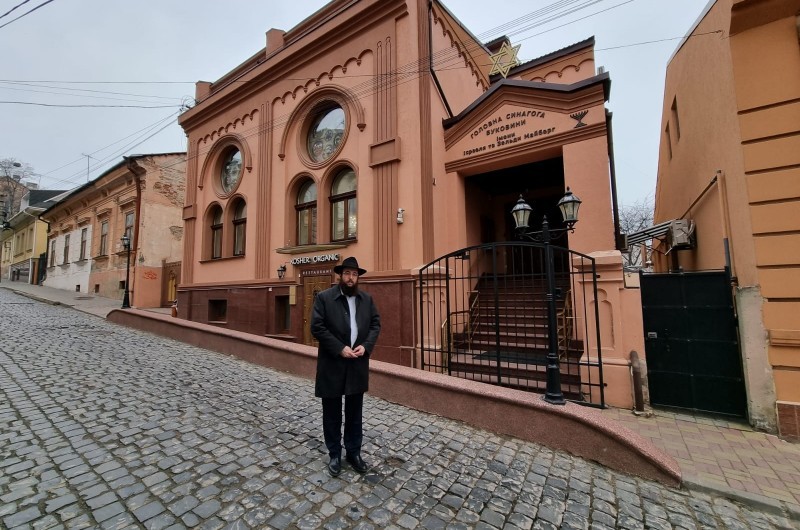 עוכב לשבוע בשדה התעופה ברומניה, שלוחי חב״ד התגייסו 