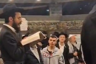 יהודים מכל המגזרים והקהילות עולים לקברו של הרמב