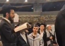 יהודים מכל המגזרים והקהילות עולים לקברו של הרמב