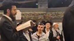 יהודים מכל המגזרים והקהילות עולים לקברו של הרמב