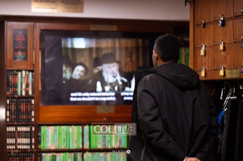 אור לגויים: אפרו-אמריקני מעובדי 'בית חיינו' 770 שבניו יורק, נקלט בעדשת המצלמה כשהוא מרותק וצופה בווידאו של הרבי 