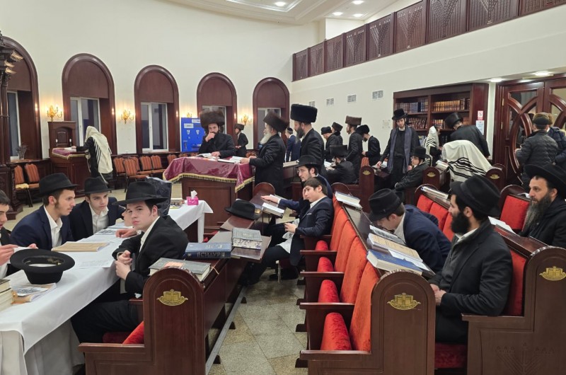 מאות שבתו בסמוך לציון אדמו