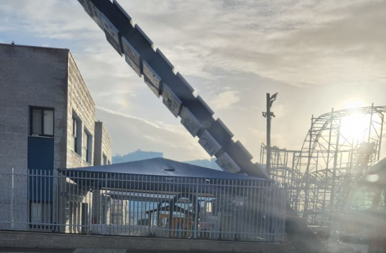 הרוחות העזות בסוף השבוע הובילו לנפילת שלט ענק הנושא שמות חנויות בקרבת מקום, שהוצב צמוד למבנה גן ילדים בשכונת 'כרמי הנדיב' בקרית מלאכי, בה מתגוררות מאות משפחות חב