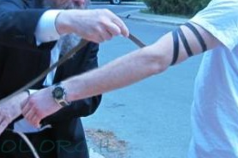 תמים הקים דוכן תפילין להנצחת אחיו שנפל במלחמה - ונעצר