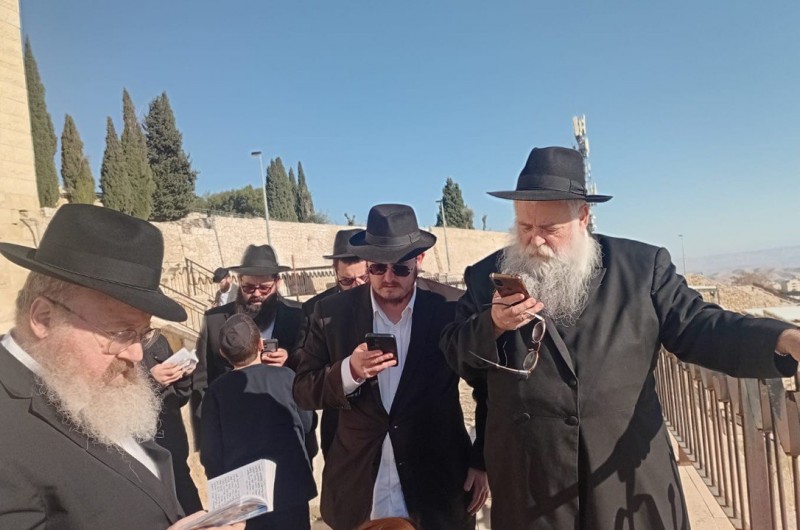 משפחתו של השליח למושב מיטב בתענך, הרב אברהם דונין ע