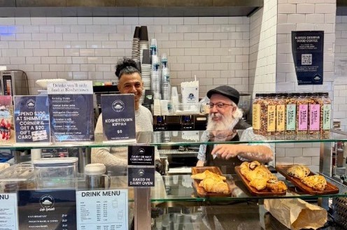 משה מחפוץ, שניהל את חנות הממתקים האייקונית Nosh World עד לפני כ-13 שנה, נצפה לאחרונה חוזר לעבוד בקראון הייטס, בדוכן Shimmy’s Corner שבפינת הרחובות רוטלנד ואלבני