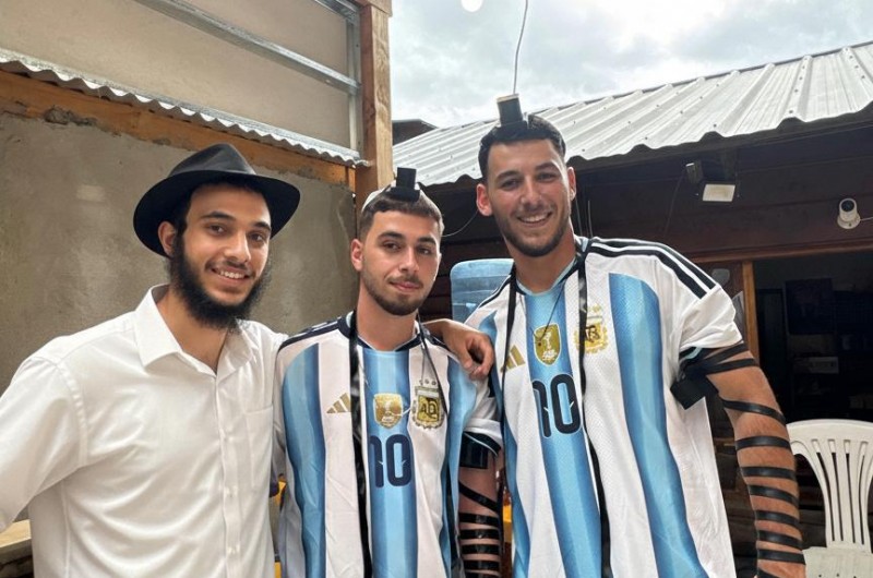 לאחר שצפו במשחק הכדורגל הארגנטינאי: צעירים ישראלים הגיעו לבית חב