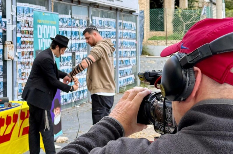 לאחר שהותקף ונעצר על הנחת תפילין בחיפה: ערוץ 13 ראיין את האח השכול - התמים מנחם כהן, בעמדת התפילין שהקים לע