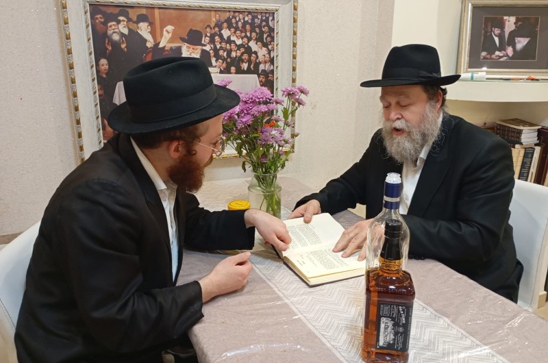 הרב יוסף יצחק טורין ורעייתו יוצאים לשליחות בעיר  הוד השרון, תחת השליח הראשי הרב שמשון טל. משפחת טורין ישמשו כשלוחי חב״ד לדוברי אנגלית ויפעלו בשכונת גני צבי וסביבותיה. 'לחיים'!