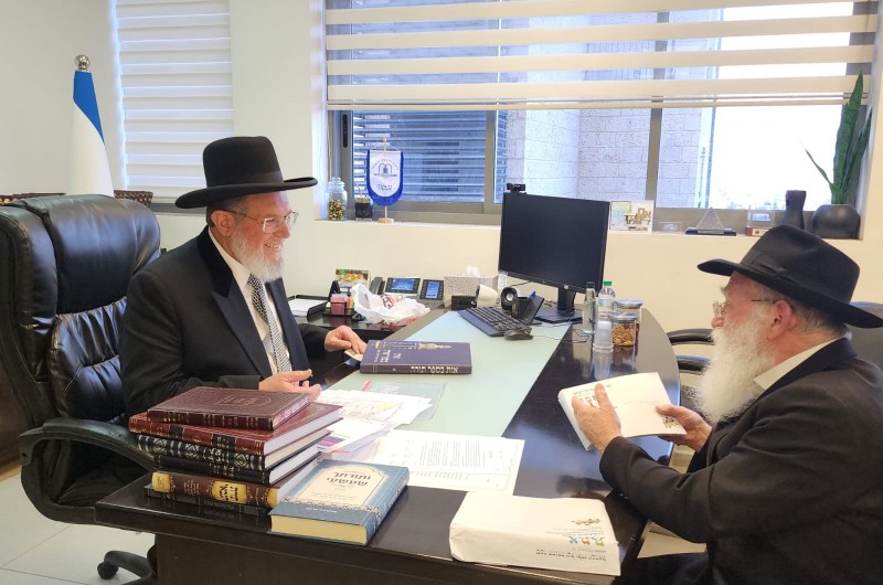 הרב הראשי לישראל רשם את נכדיו לספר התורה של ילדי ישראל