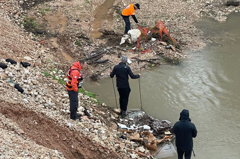 החיפושים אחר הנער החרדי שנעלם באזור נחל מודיעין בעיצומה של הסופה החורפית, חודשו הבוקר. חשש לחייו וכוחות ההצלה והחילוץ עמלים לאתרו (צילום: דוברות זק״א)