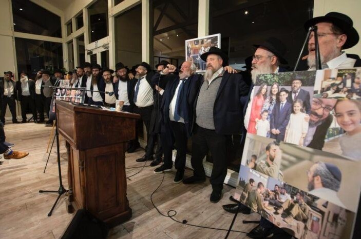 בגעגוע לאחיו ועם דמעות בקהל: השליח הרב שמולי שלאנגר, ארגן בבית חב