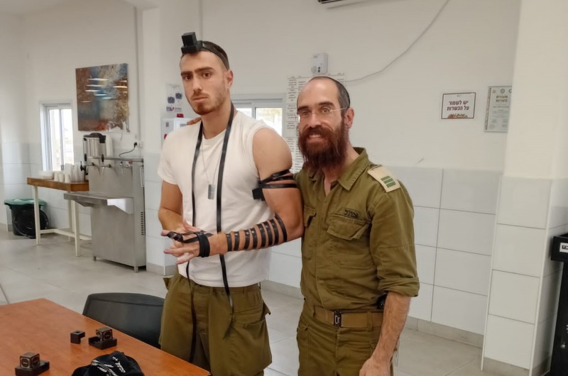בימים שהעיניים נשואות לאיראן: חסידי חב