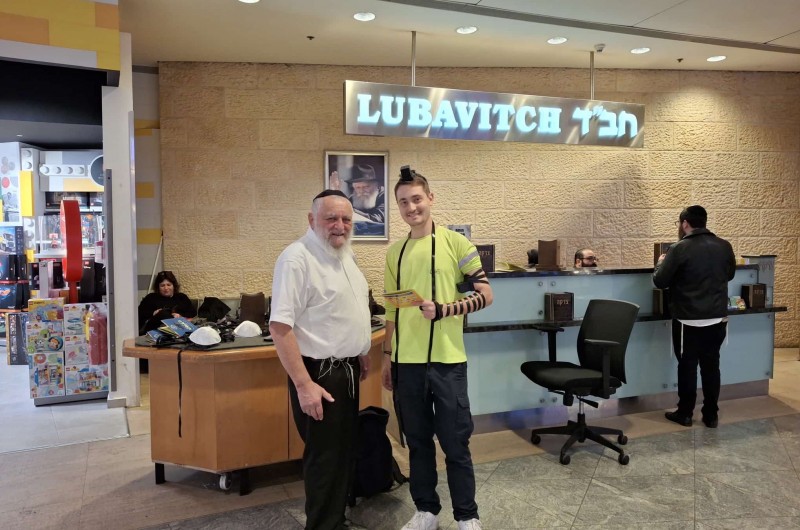 בדרכו להמשך השליחות במוסקבה: ר' אלי ניימרק משיכון חב