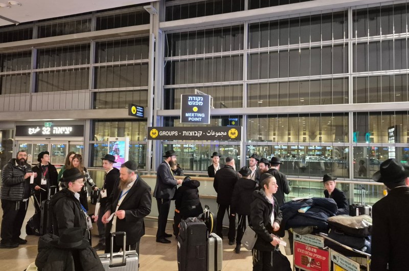 בדרך לרבי: הקבוצה הראשונה של הנערים ואבותיהם המריאה הבוקר בטיסה לארצות-הברית, במסגרת מסע נערי הבר-מצווה לחצרות קודשנו בהפקת ארגון ה'פנסאים'