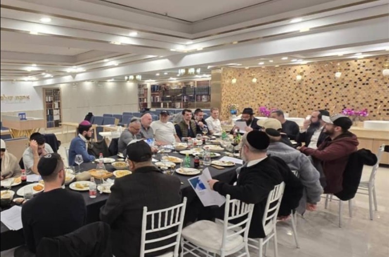 בעיר פושאן שבסין: שליח הרבי הרב גדי לוזון התוועד עם חברי קהילתו לרגל יום ההילולא של אדמו