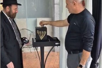 שליח הרבי במודיעין הרב ברוך סלונים, חנך דוכן תפילין חדש ב'אייקון מוטורס' חנות למכירת רכבי יוקרה. במעמד, הבעלים הפשיל שרוול והיה למניח הראשון בדוכן החדש להצלחת העסק