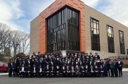 עשרות שליחי הרבי ממדינת ניו ג'רזי התאספו לכינוס שלוחים מקומי ונעמדו לתמונה משותפת בחזית אחד ממבני מוסדות החינוך במוריסטאון