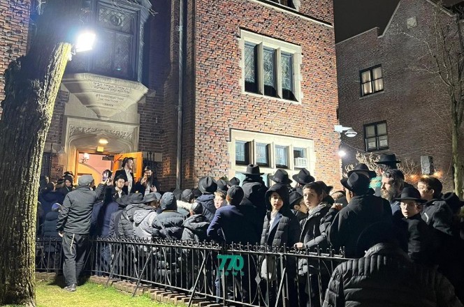 ברוכים הבאים הביתה: קבוצת נערי בר המצווה שהגיעו יחד לרבי בטיסת הפנסאים לתשפ