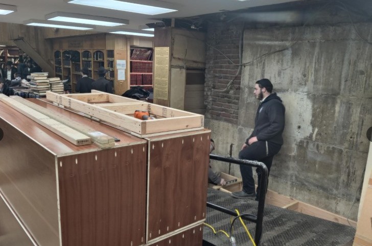 ספריית ספרי מאמרי הרבי המתילוגית, שעמדה במשך עשרות שנים בכניסה לזאל הגדול ב-770, הוחלפה הלילה בספרייה חדשה. כך נראה הקיר המקורי מאחור, מימי ה'שאלאש'