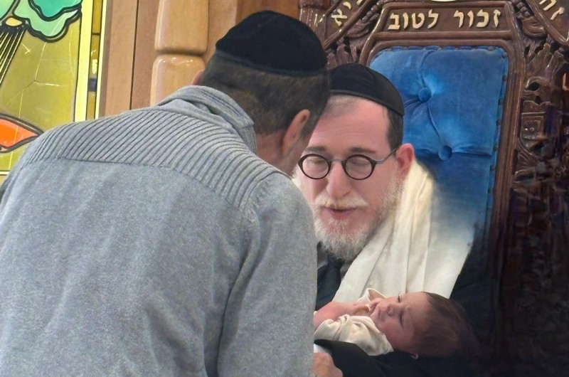 מדוע הזמר מענדי ג'רופי כובד בסנדקאות והתרגש כפליים? 