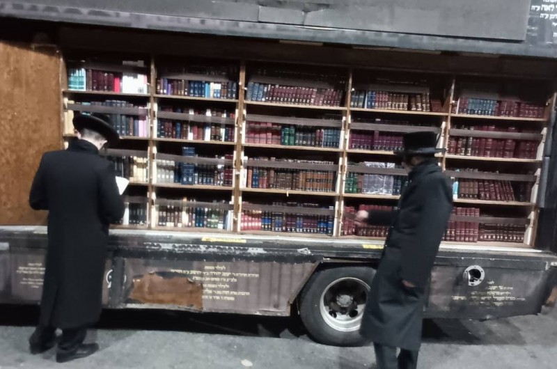 חסידות על גלגלים: משאית הספרים שהפכה ללהיט בניו-יורק