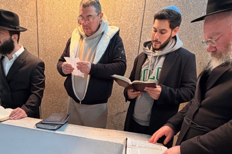 שורד השבי אליה כהן, הנמצא בביקור בניו יורק, תועד הלילה, מוצאי שבת, נושא תפילה באוהל הקדוש של הרבי. הוא פרסם את התיעוד ברשתות החברתיות שלו