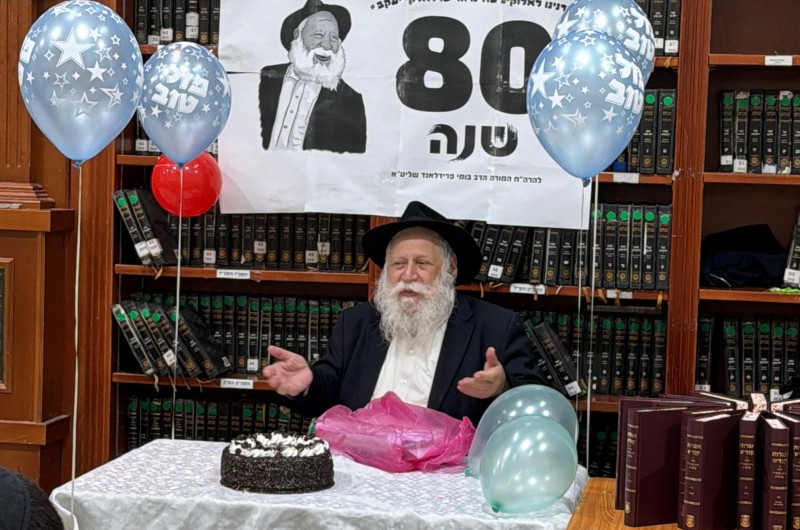 עם בלונים ועוגה: תלמידיו אוהביו של הגאון החסיד, הרב בומי פרינלנד שיחי', משפיע בישיבת 'תומכי תמימים' חב