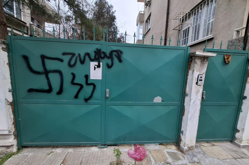 צלבי קרס רוססו בשער בית הכנסת | השליח: 