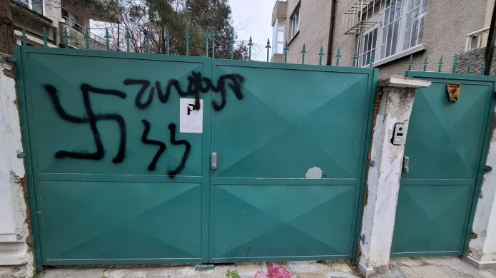 צלבי קרס רוססו בשער בית הכנסת | השליח: 