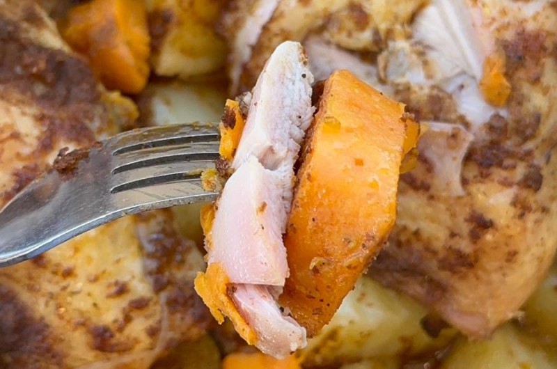 צהריים ב-5 דק׳: תפוחי אדמה ועוף בתנור עם דלעת ערמונים