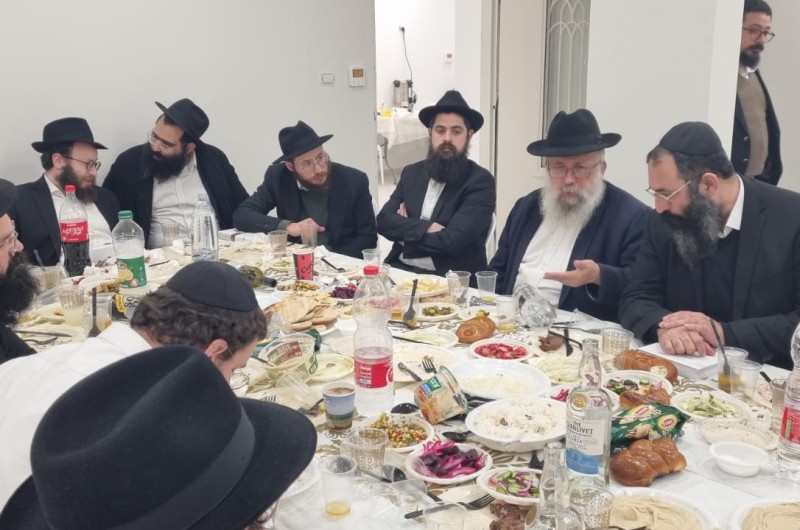 אסיפה והתוועדות חסידית של שלוחי הרבי בעיר באר שבע בראשות השליח הרב זלמן גורליק, בבית חב''ד החדש בשכונת רמות אצל השליח הרב יוסי סלווין. באסיפה דנו על היערכות לרישום למוסדות החינוך והיערכות לסיום הרמב