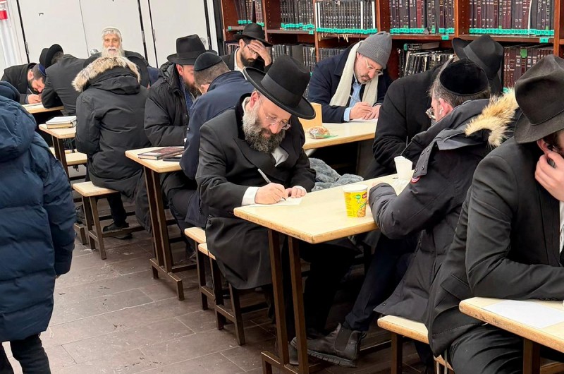 רב הכותל והמקומות הקדושים הרב שמואל רבינוביץ הגיע לאוהל הקדוש של הרבי, בפתח ביקורו בארה