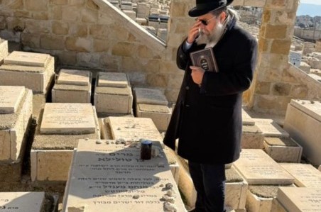 השליח הראשי למרכז אפריקה הרב שלמה בן טולילה, הנמצא בארץ, באמירת תהלים בקברה של רעייתו השליחה הוותיקה והצדקנית מרת מרים ע